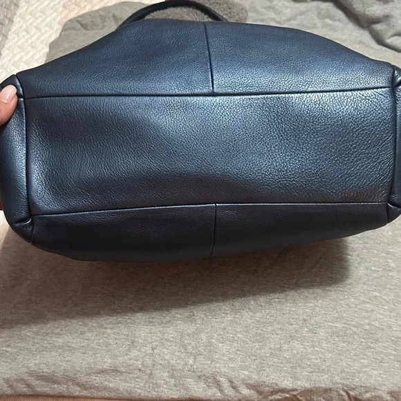 Elegant Navy Leather Shoulder Bag - Picture 4 of 8